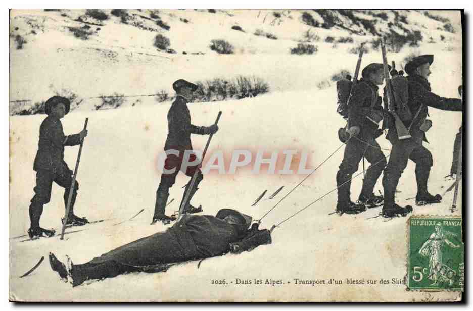 CPA Militaria Chasseurs Alpins Dans les Alpes Transport d'un blesse sur des skis 