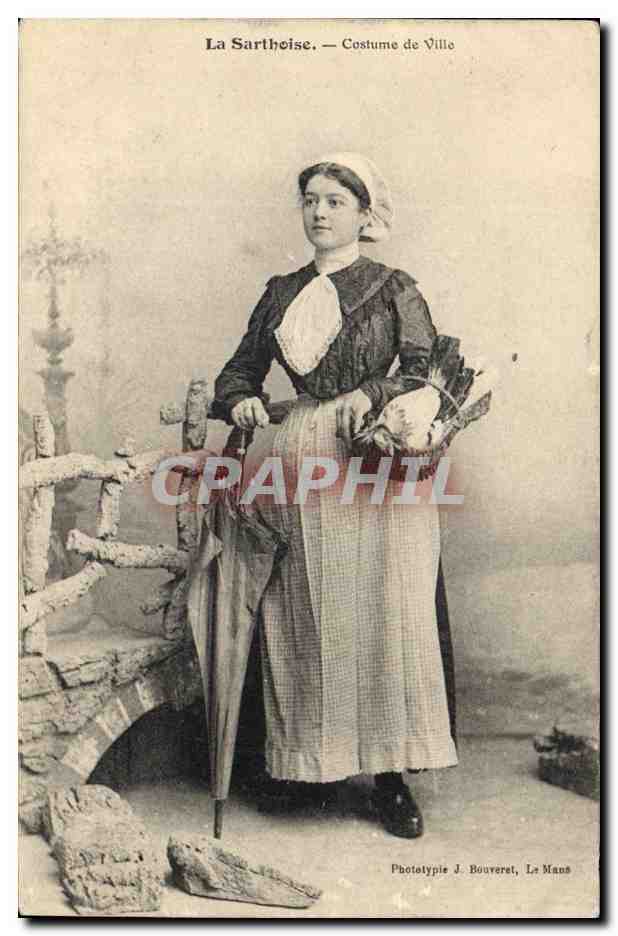 CPA Folklore La Sarthoise Costume de ville 