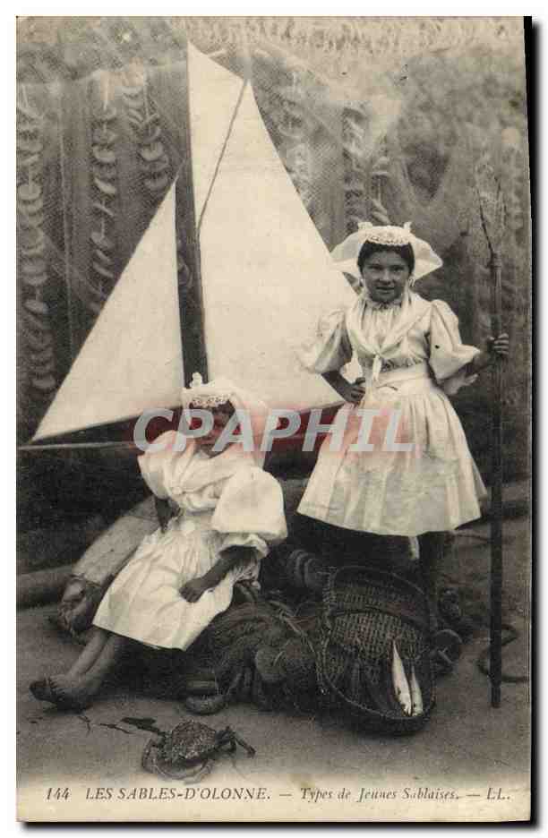 CPA Folklore Les Sables d'Olonne Types de Jeunes Sablaises Bateau Voilier 