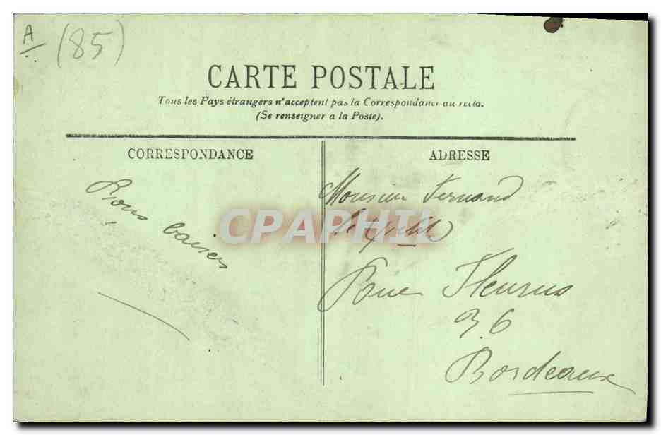 CPA Folklore Les Sables d'Olonne Types de Jeunes Sablaises Bateau Voilier  — Verso
