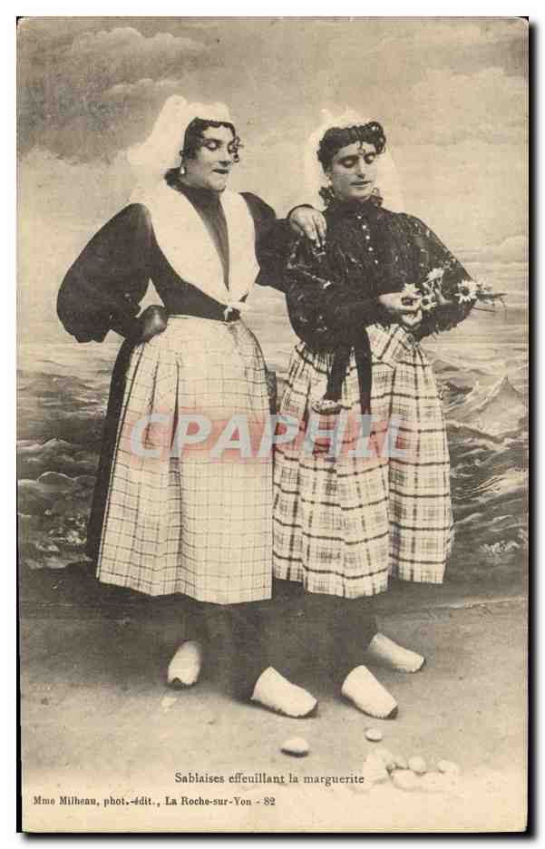 CPA Folklore Sablaises effeuillant la marguerite 