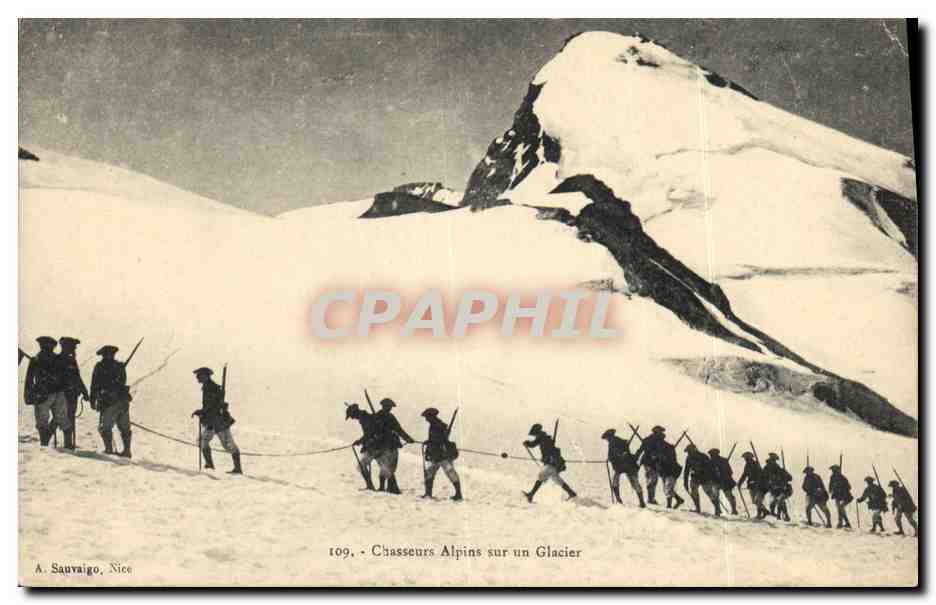 CPA Militaria Chasseurs Alpins sur un glacier