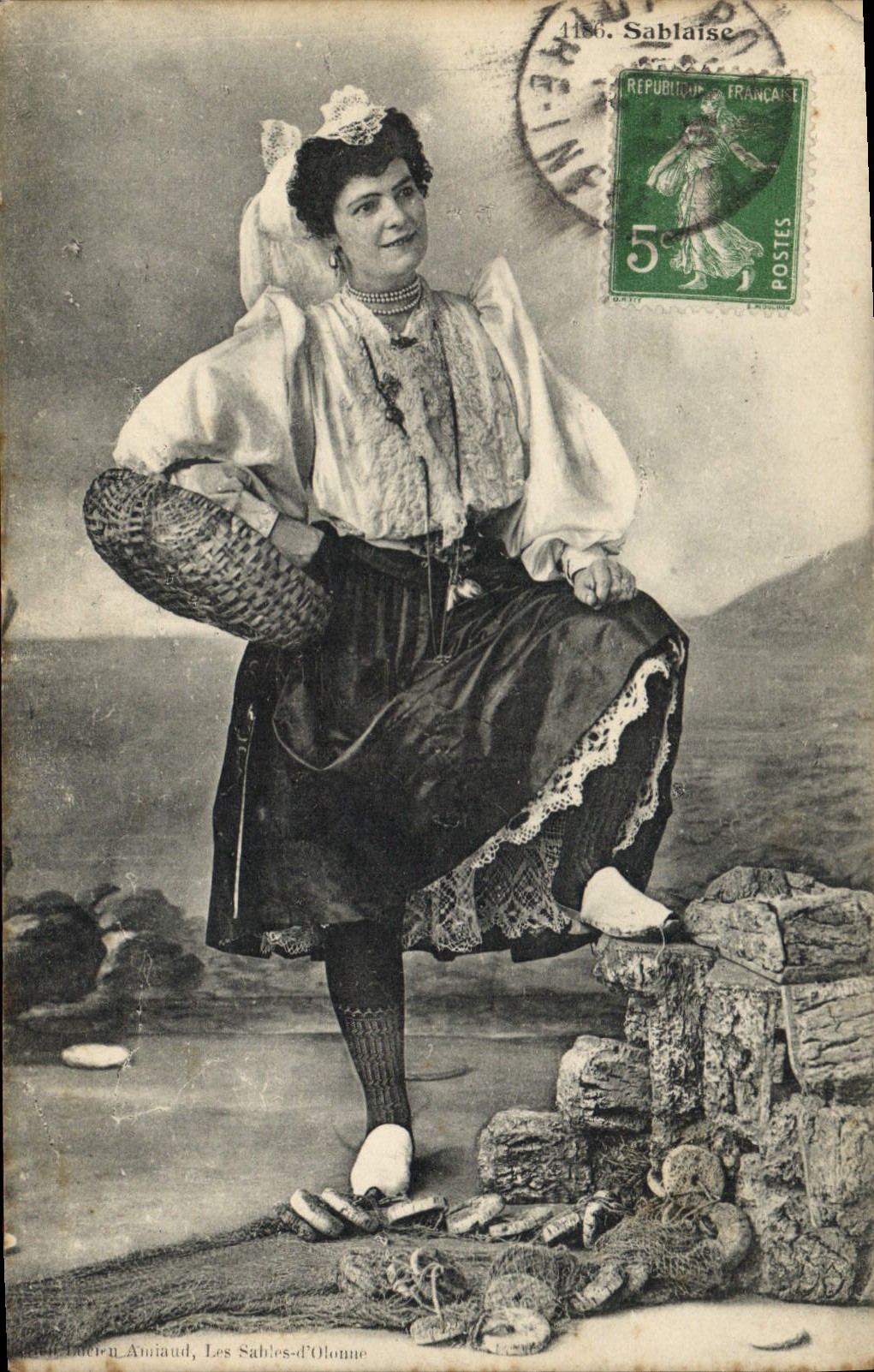 CPA Folklore Sablaise Femme 