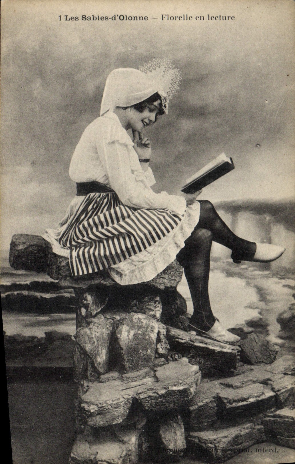 CPA Folklore Les Sables d'Olonne Florelle en lecture 