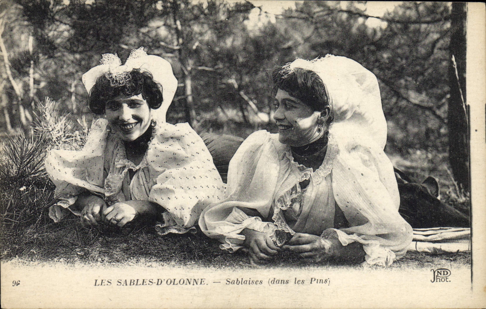 CPA Folklore Les Sables d'Olonne Sablaises dans les Pins 