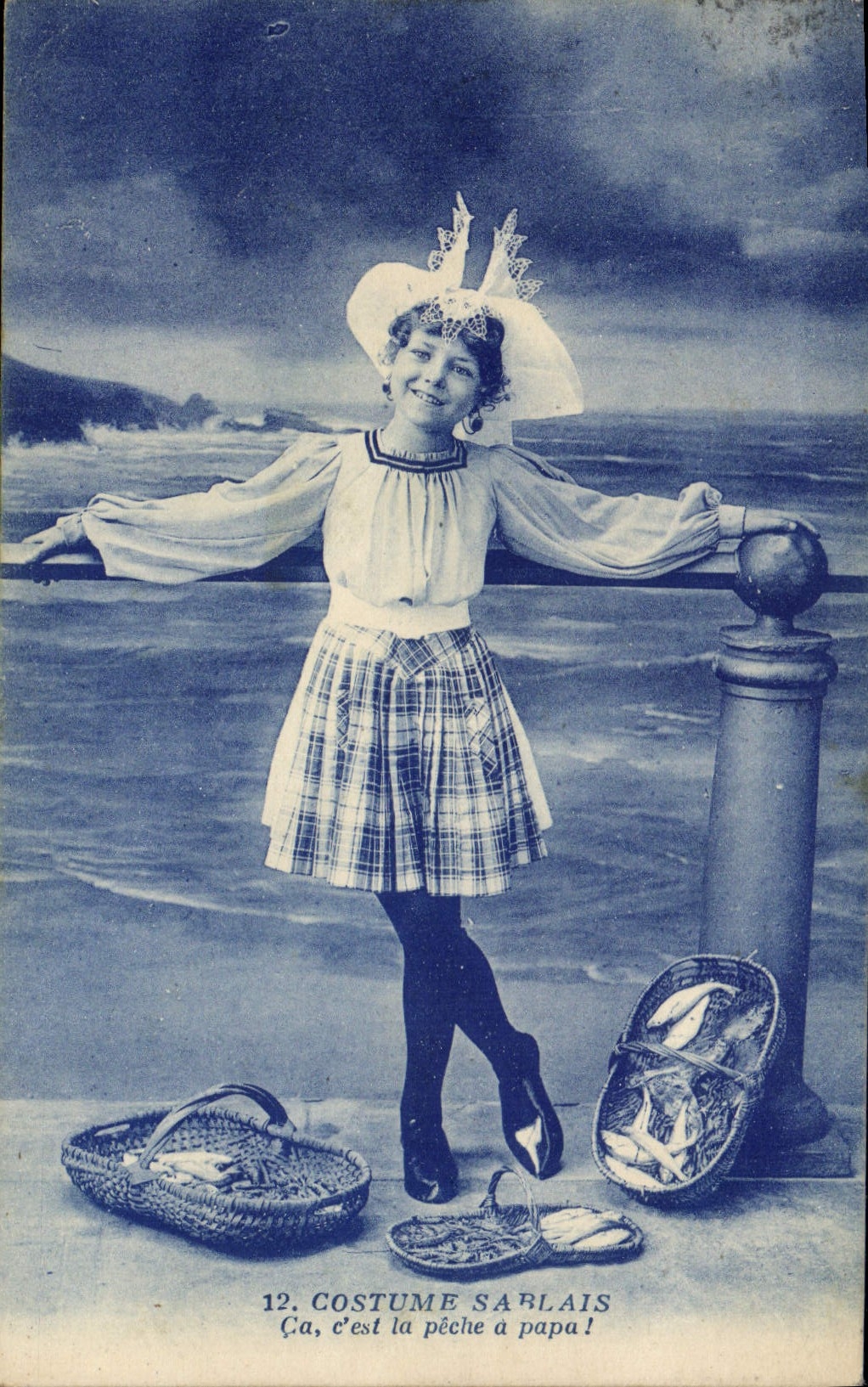 CPA Folklore Costume Sablais Ca c'est la peche a papa 