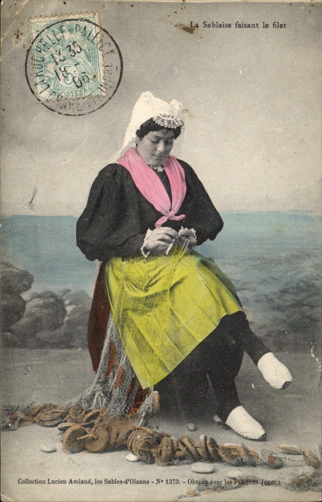 CPA Folklore La Sablaise faisant le filet 
