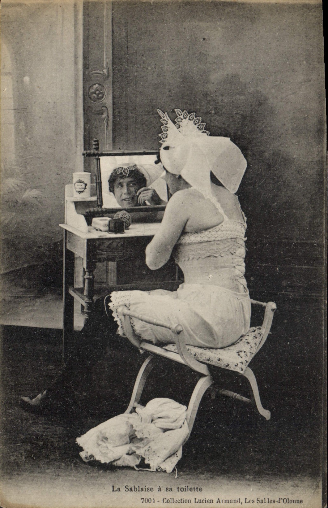 CPA Folklore La Sablaise a sa toilette 
