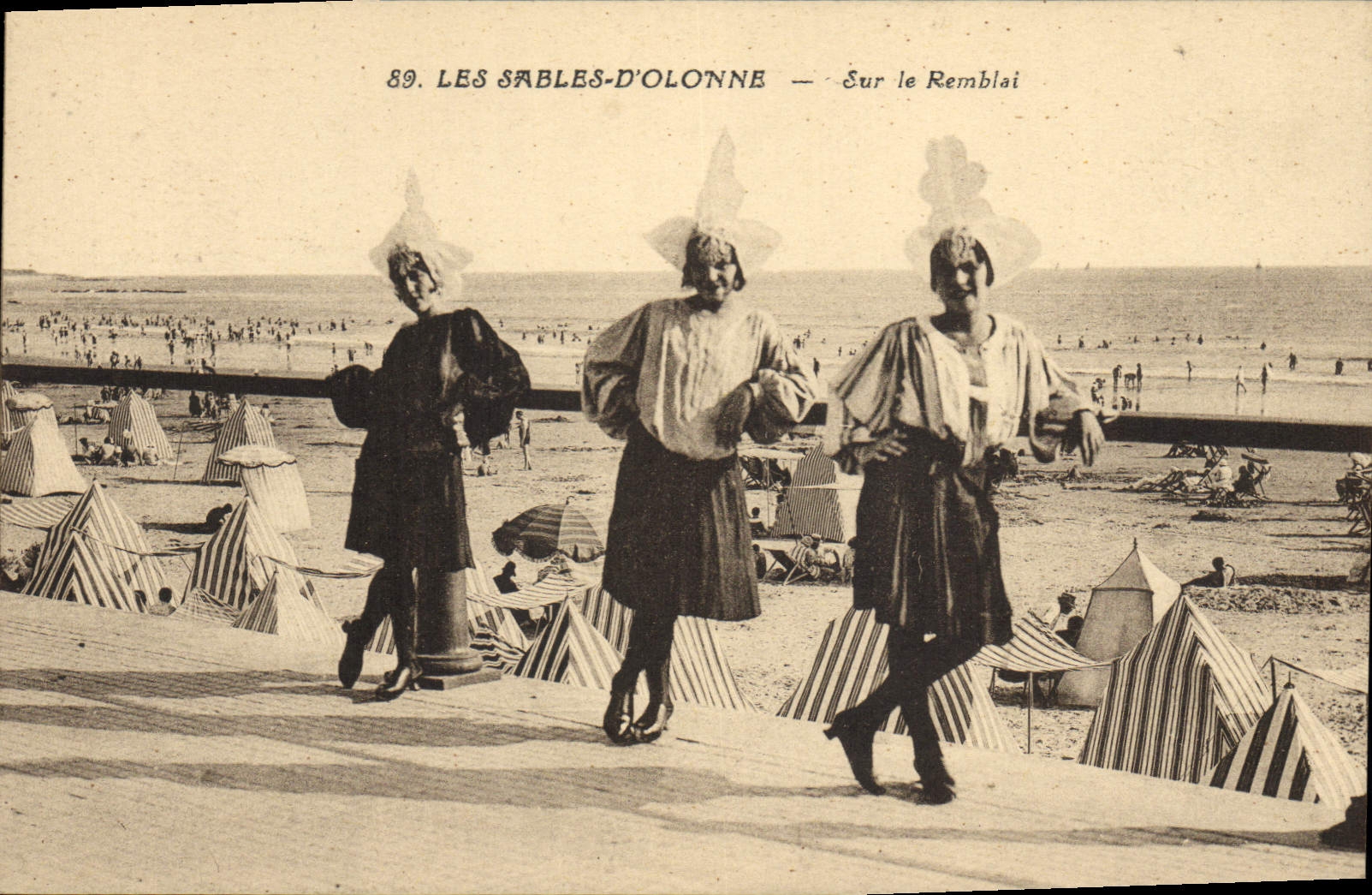 CPA Folklore Les Sables d'Olonne Sur le remblai 