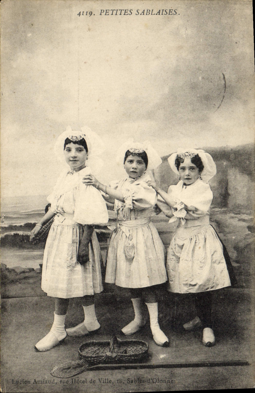 CPA Folklore Petites sablaises Enfants 