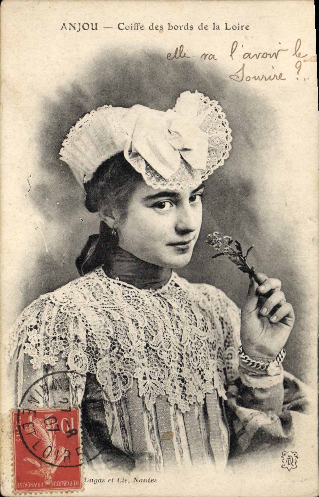 CPA Folklore Anjou Coiffe des Bords de la Loire 