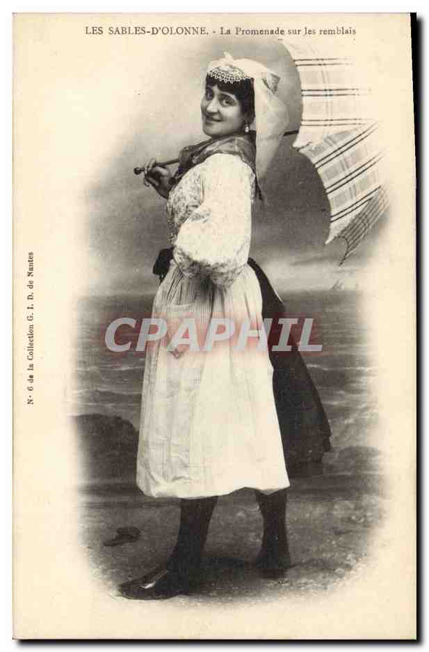 CPA Folklore Les Sables d'Olonne La promenade sur les remblais 
