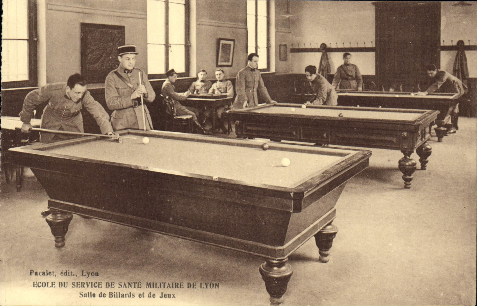 CPA Billard Ecole du Service de Sante Militaire de Lyon Salle de billards et de jeux