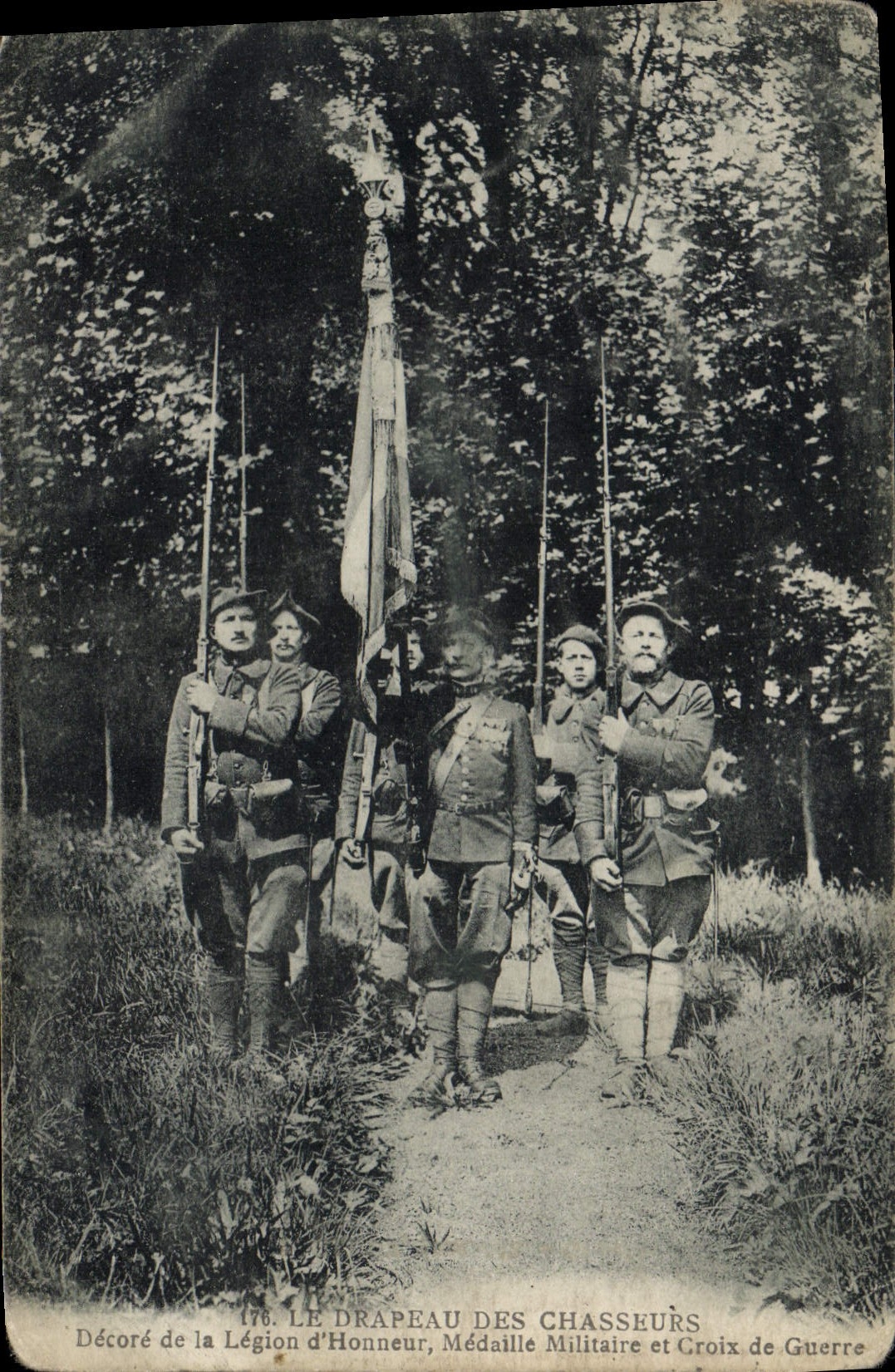 CPA Militaria Chasseurs alpins Le drapeau des Chasseurs Decore de la legion d'honneur Medaille militaire et Croix de guerre 