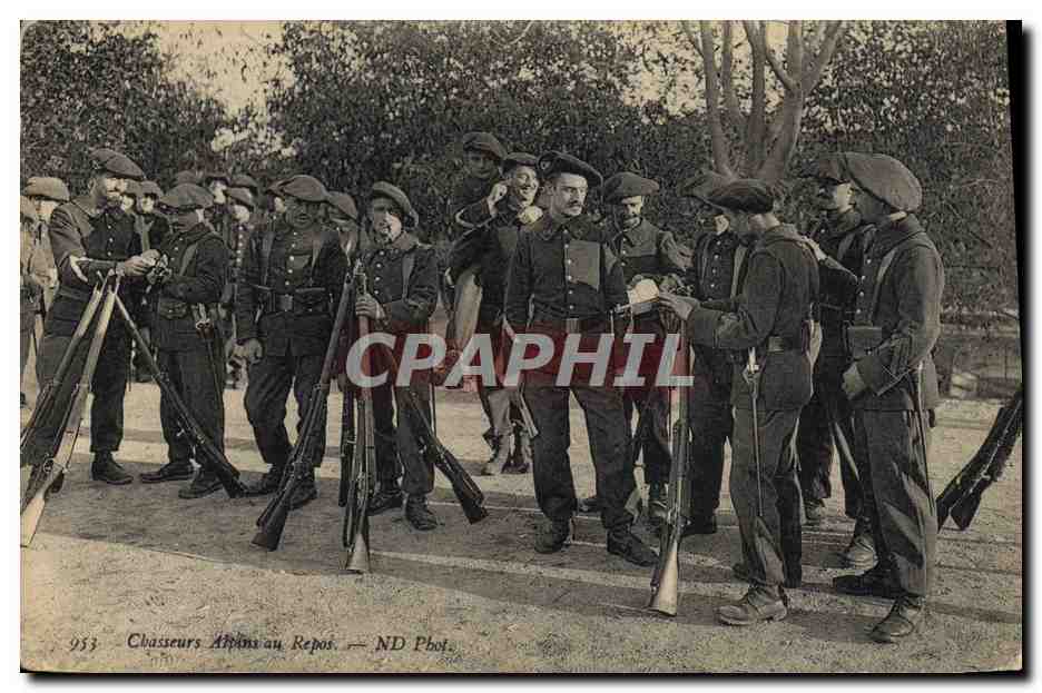 CPA Militaria Chasseurs alpins au repos