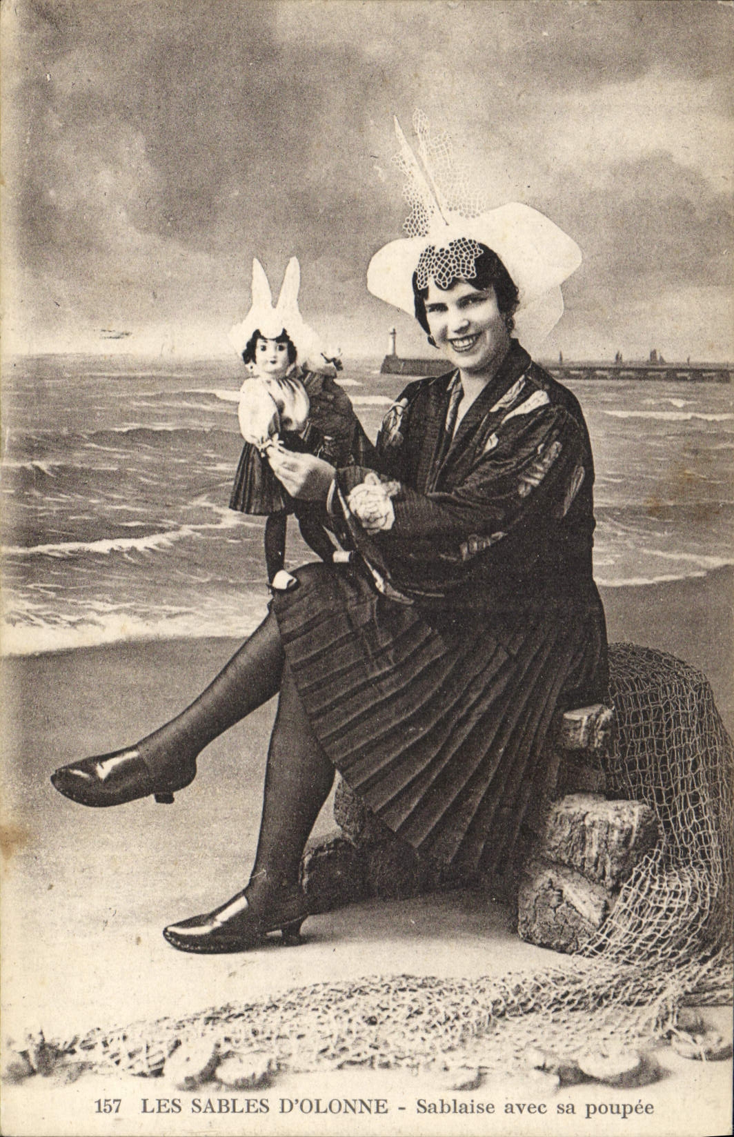 CPA Folklore Les Sables d'Olonnne Sablaise avec sa poupee 
