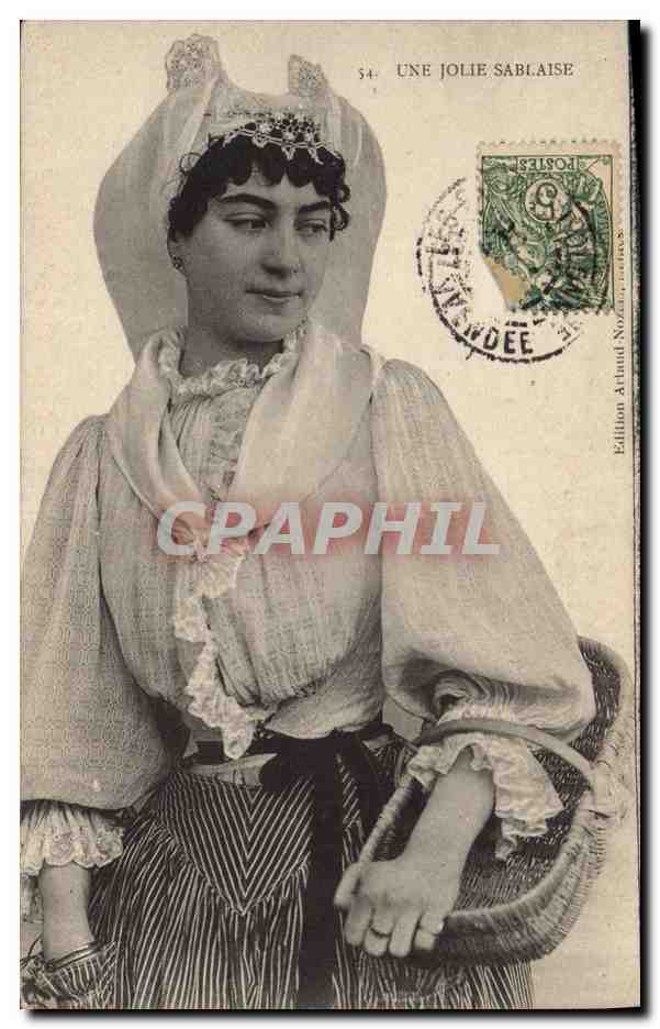 CPA Folklore Une jolie Sablaise 