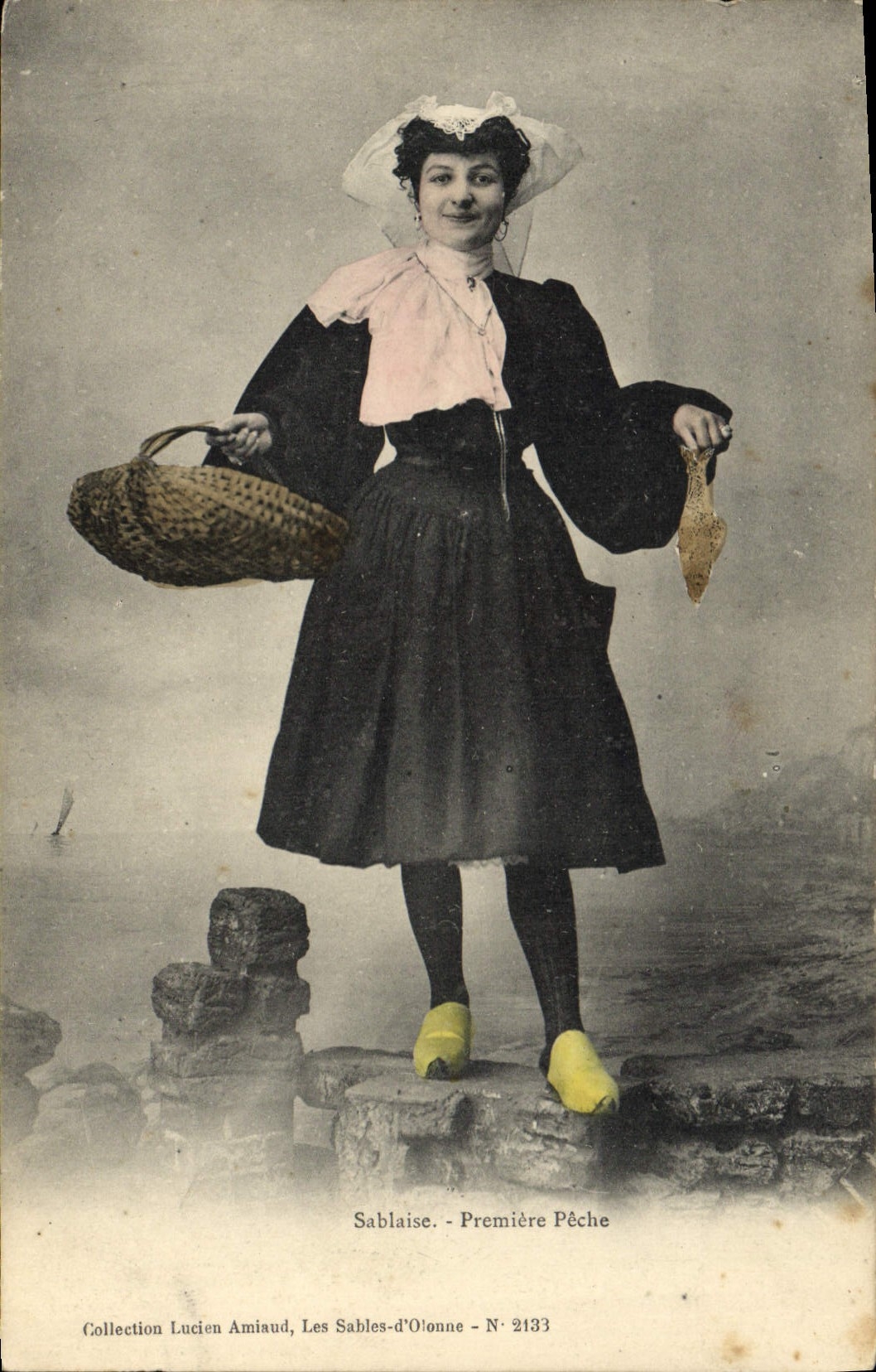 CPA Folklore Sablaise Premiere peche Poisson 