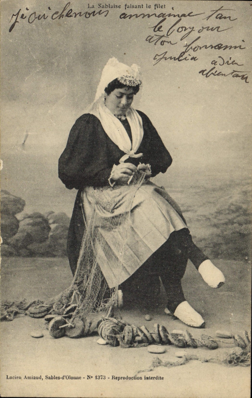 CPA Folklore La Sablaise faisant le filet 