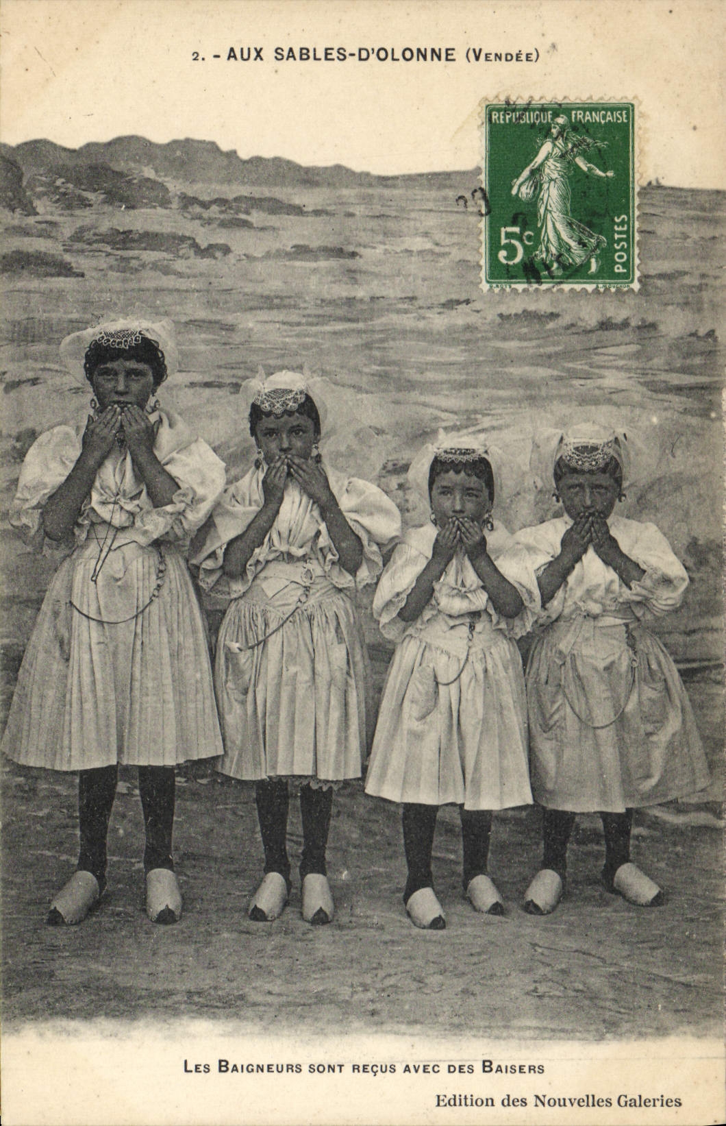CPA Folklore Aux Sables d'Olonnne Les baigneurs sont recus avec des baisers 