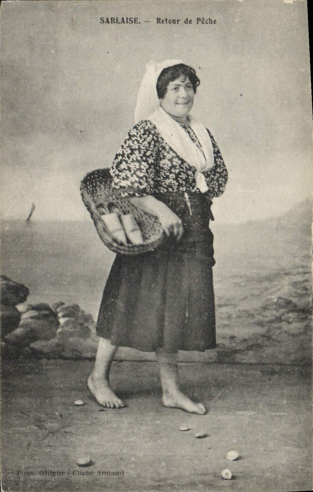 CPA Folklore Sablaise Retour de peche 