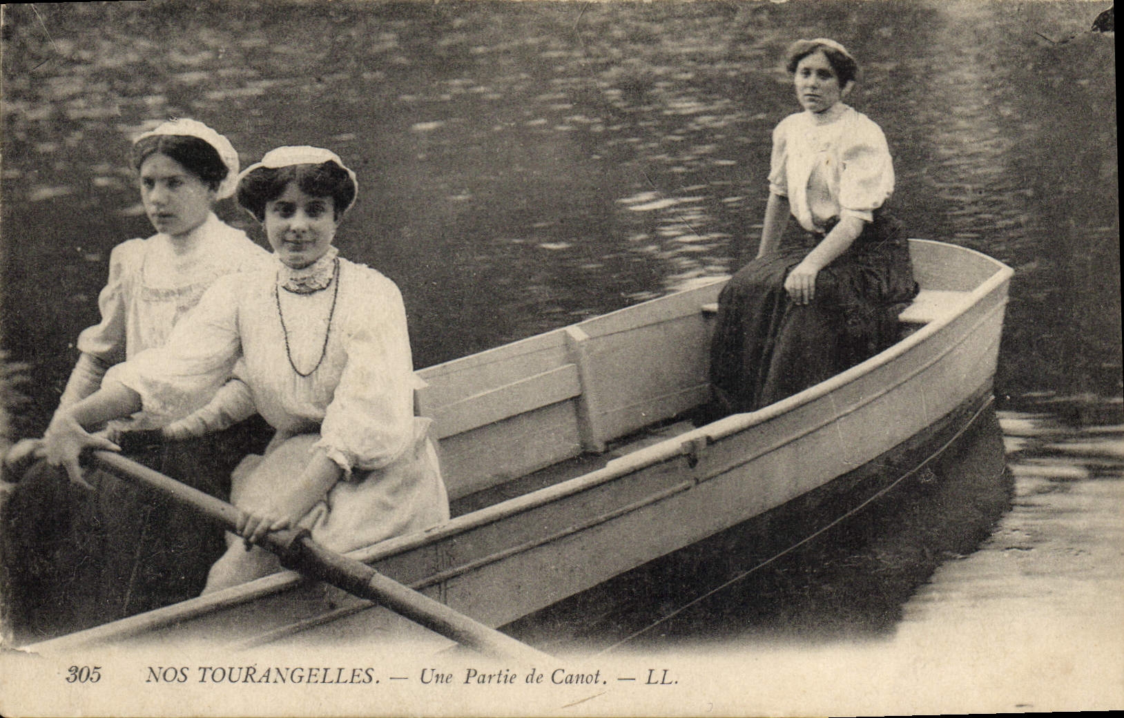 CPA Folklore Nos Tourangelles Une partie de canot Barque Bateau 