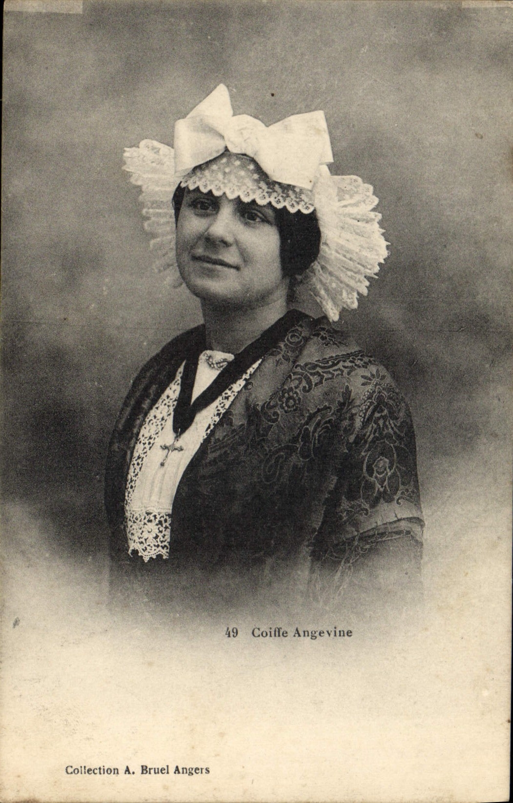 CPA Folklore Coiffe Angevine 