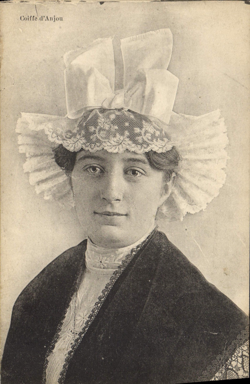 CPA Folklore Coiffe d'Anjou 