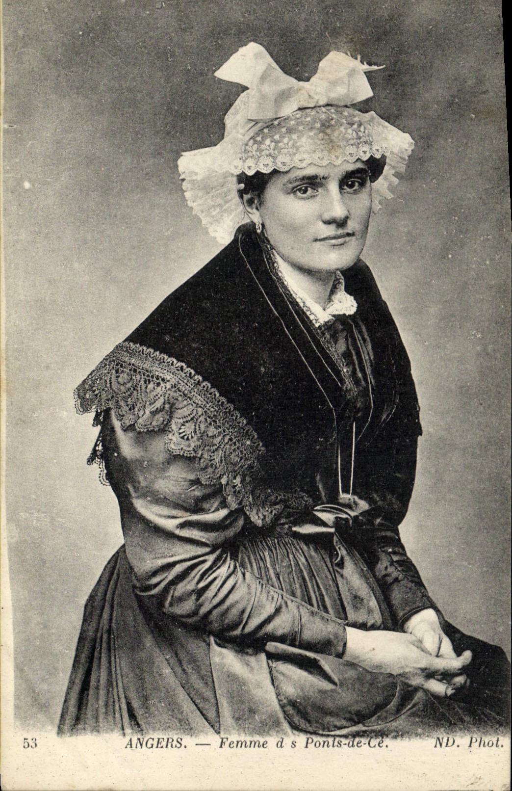 CPA Folklore Angers Femme des Ponts de Ce 