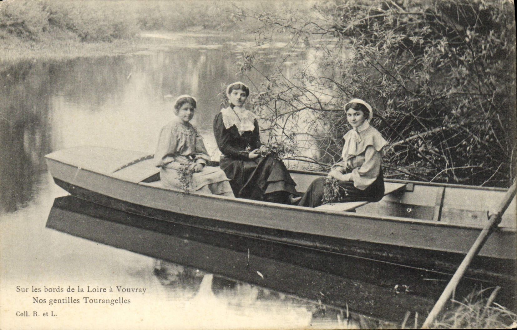 CPA Folklore Sur les bords de la Loire a Vouvray Nos gentilles Tourangelles 