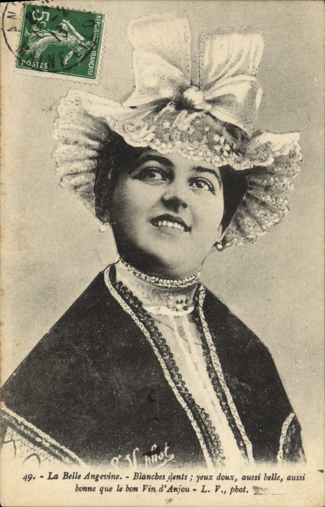 CPA Folklore La Belle Angevine Anjou 