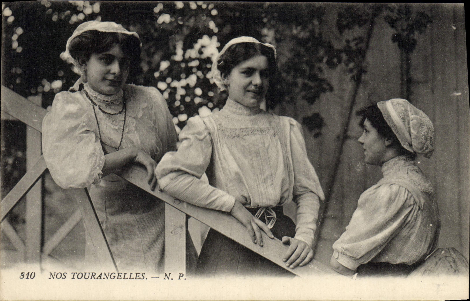 CPA Folklore Nos Tourangelles 