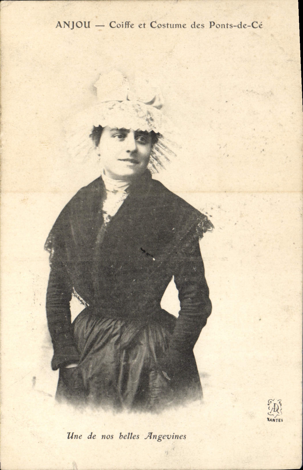 CPA Folklore Anjou Coiffe et costume des Ponts de Ce Une de nos belles Angevines 