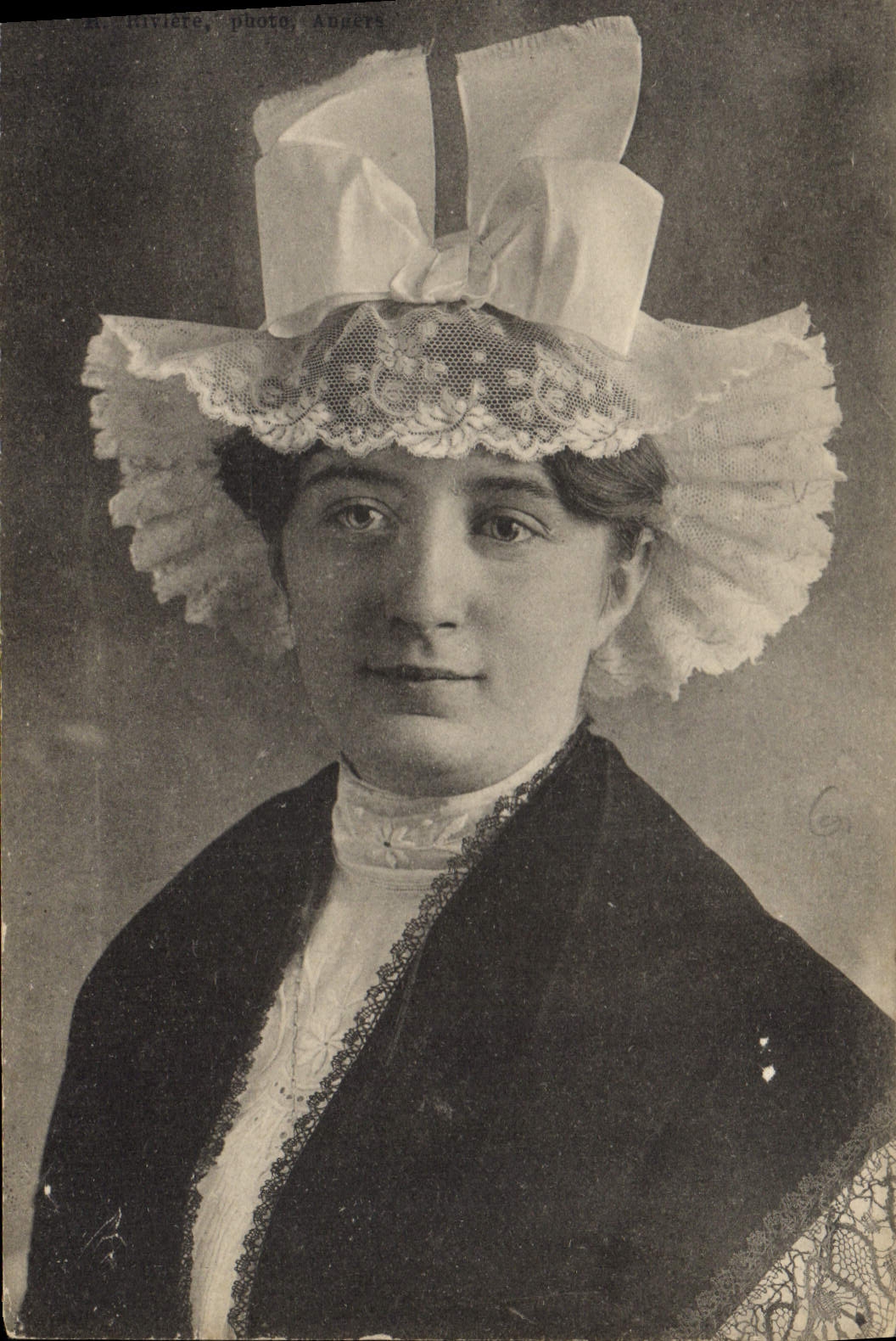 CPA Folklore Coiffe d'Anjou 