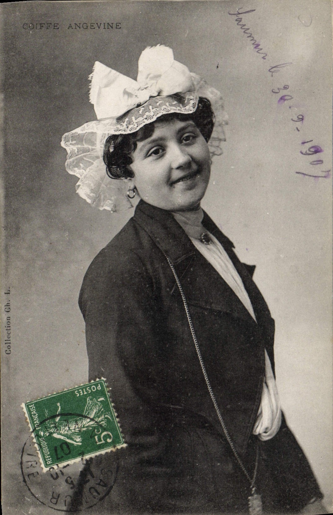 CPA Folklore Coiffe Angevine 