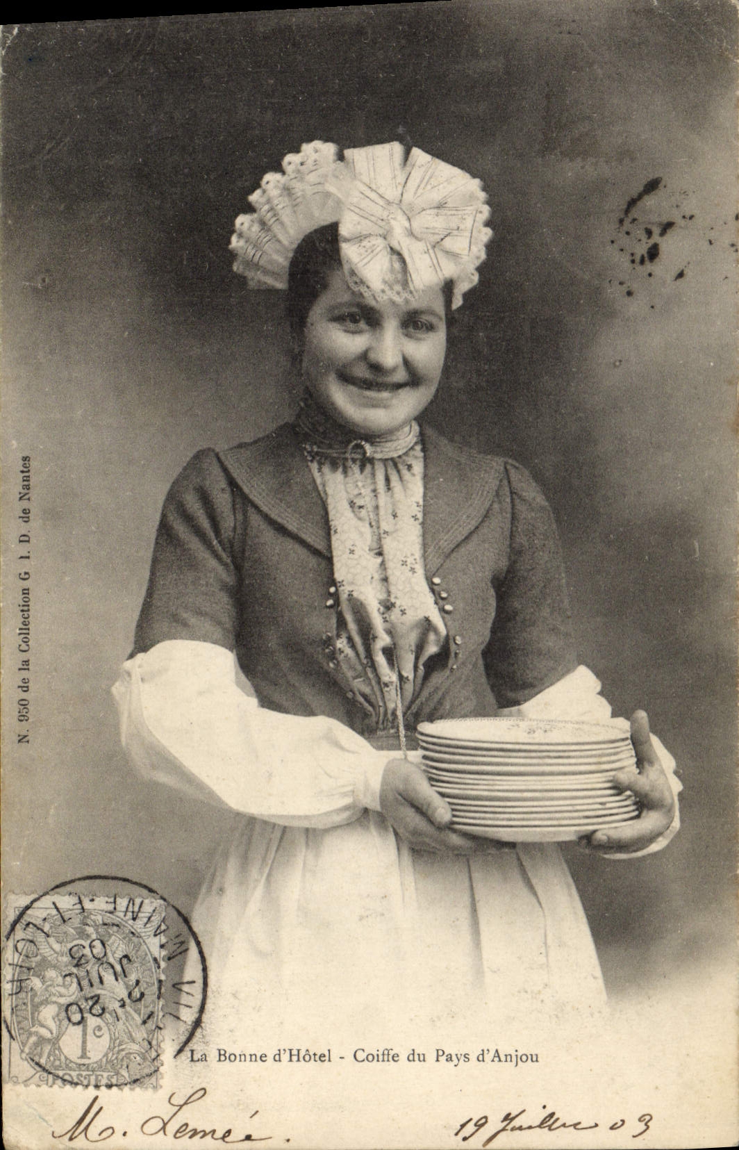 CPA Folklore La Bonne d'hotel Coiffe du Pays d'Anjou 
