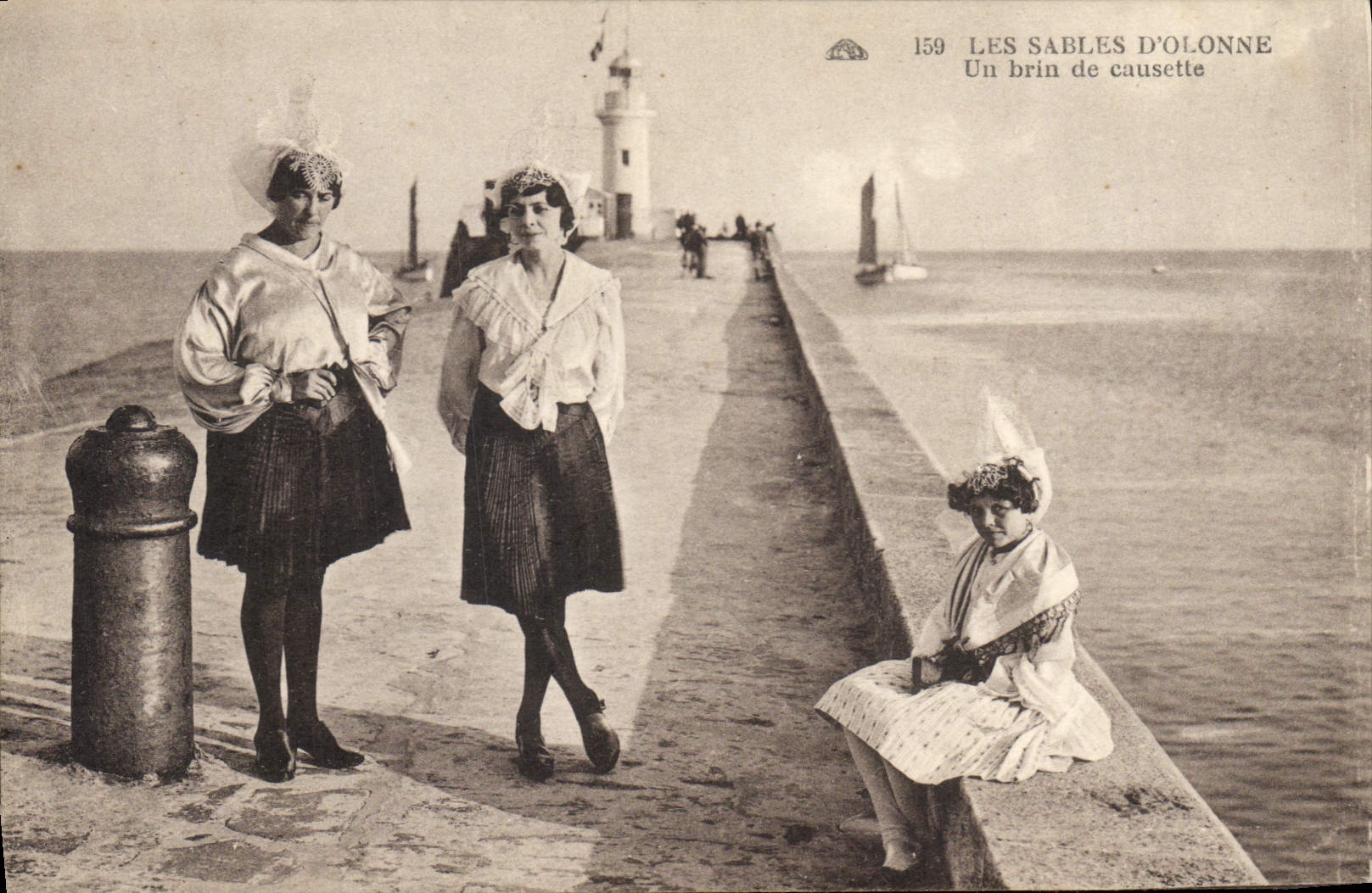CPA Folklore Les Sables d'Olonne Un brin de causette 