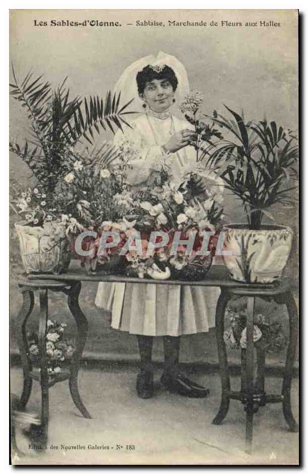 CPA Folklore Les Sables d'Olonnne Sablaise Marchande de fleurs aux Halles 