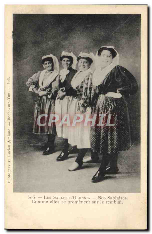 CPA Folklore Les Sables d'Olonnne Nos Sablaises Comme elles se promenent sur le remblai 