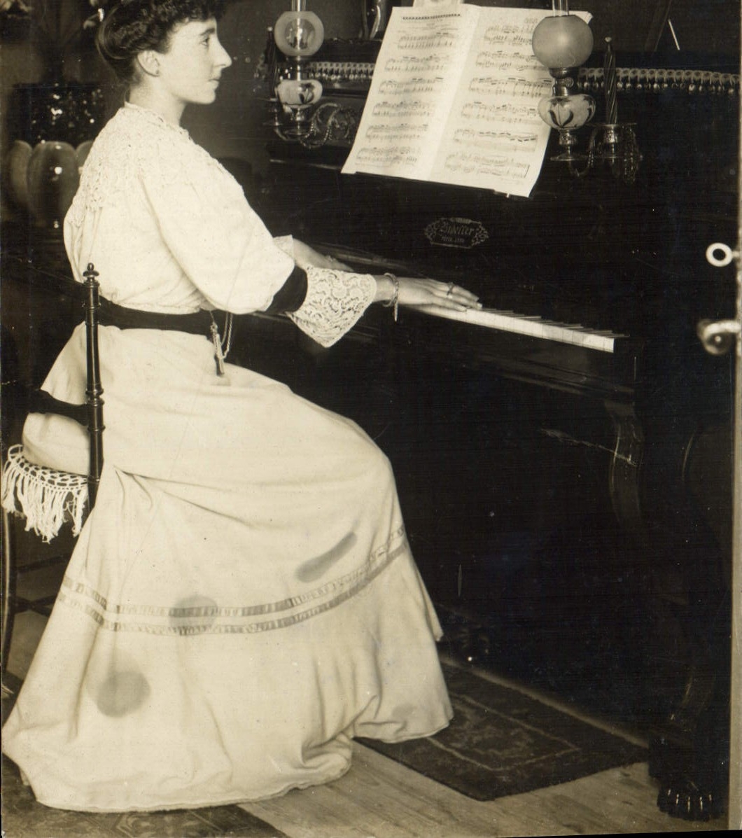 CARTE PHOTO Femme Piano 