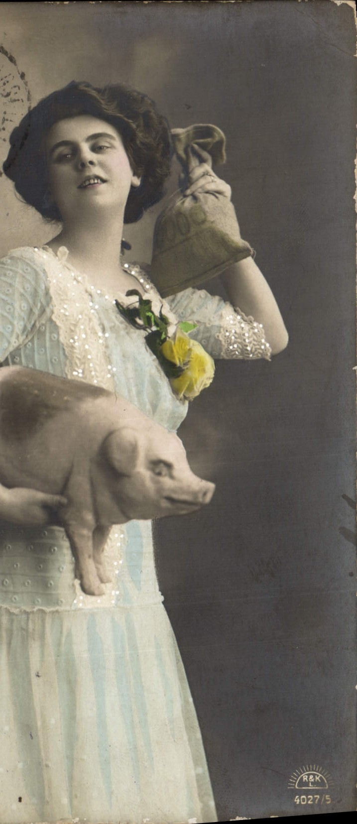 CPA Cochon Porc Femme 