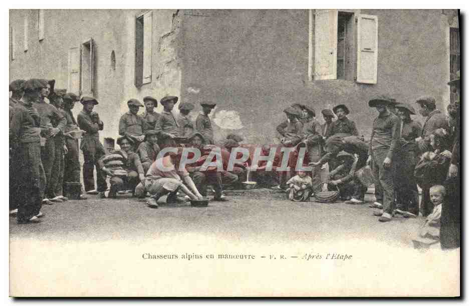 CPA Militaria Chasseurs alpins en manoeuvres Apres l'etape