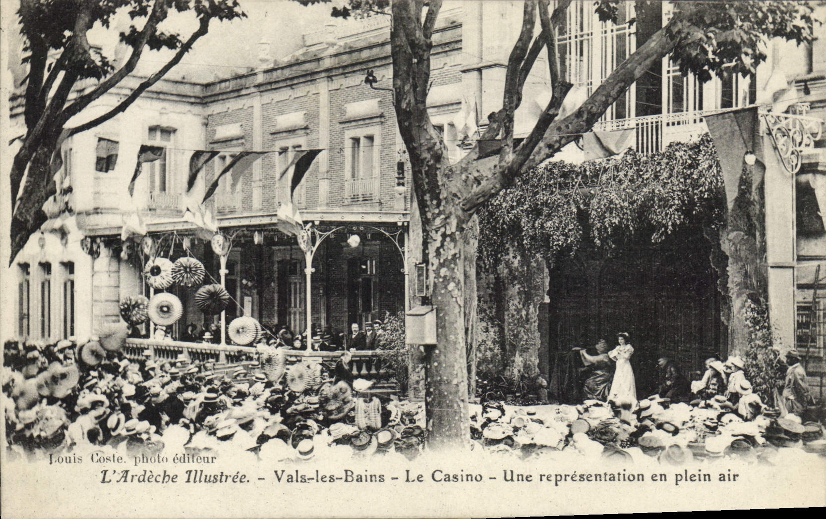 Vals-les-Bains - Le Casino - Une représentation en plein air — Louis Coste, photo éditeur, L'Ardeche Illustrée