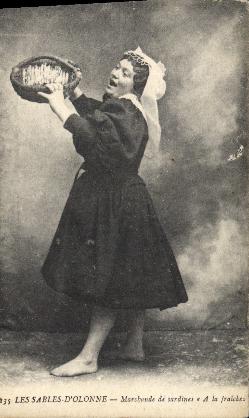 CPA Folklore Les Sables d'Olonne Marchande de sardines A la fraiche 