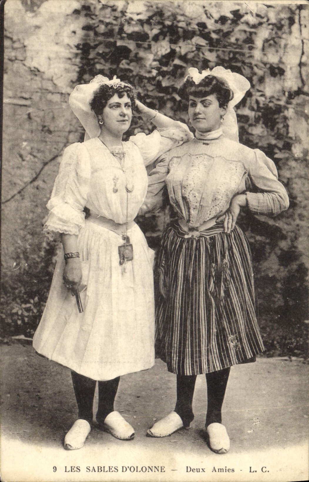 CPA Folklore Les Sables d'Olonne Deux amies 