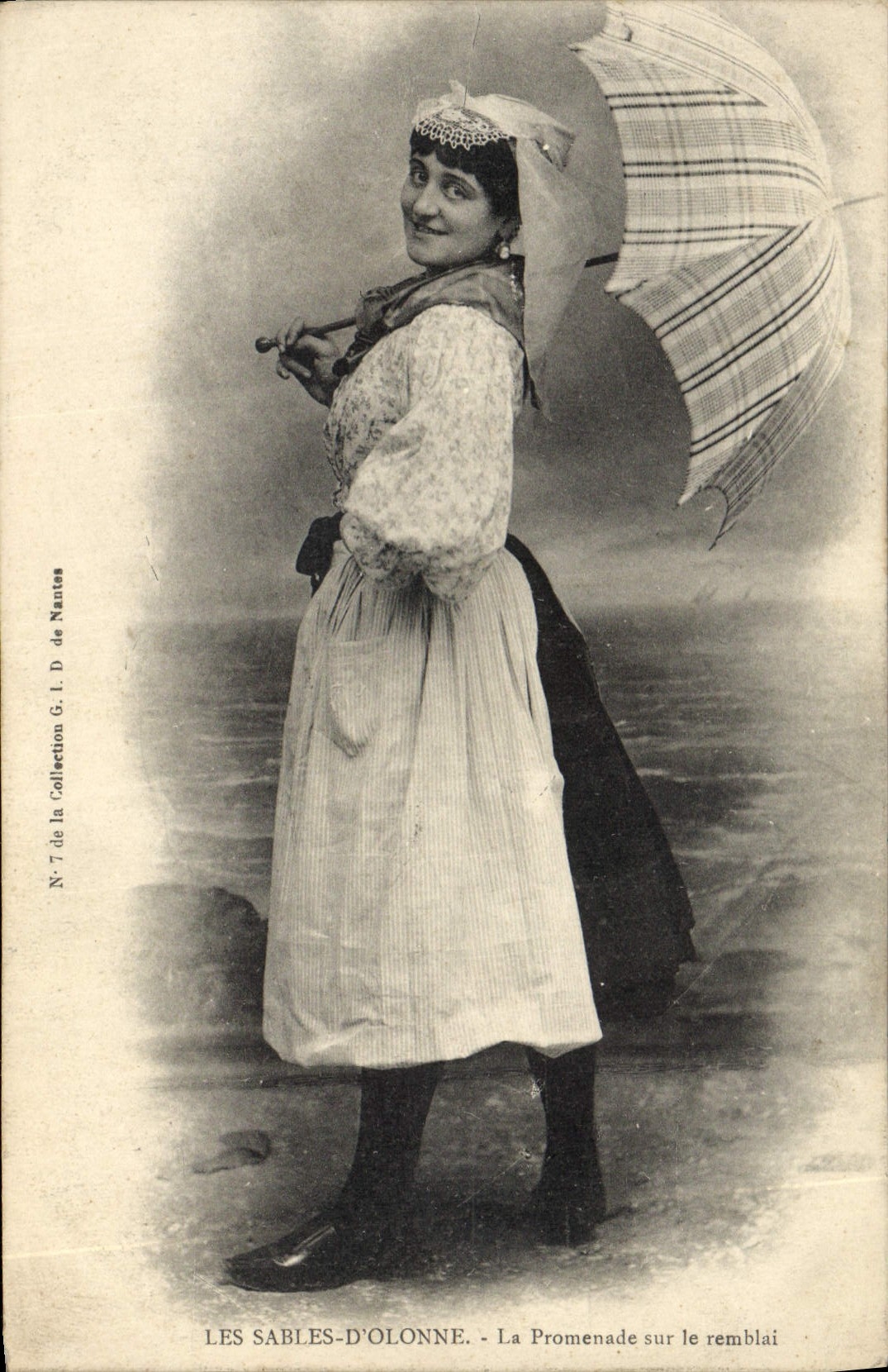 CPA Folklore Les Sables d'Olonne La promenade sur le remblai 
