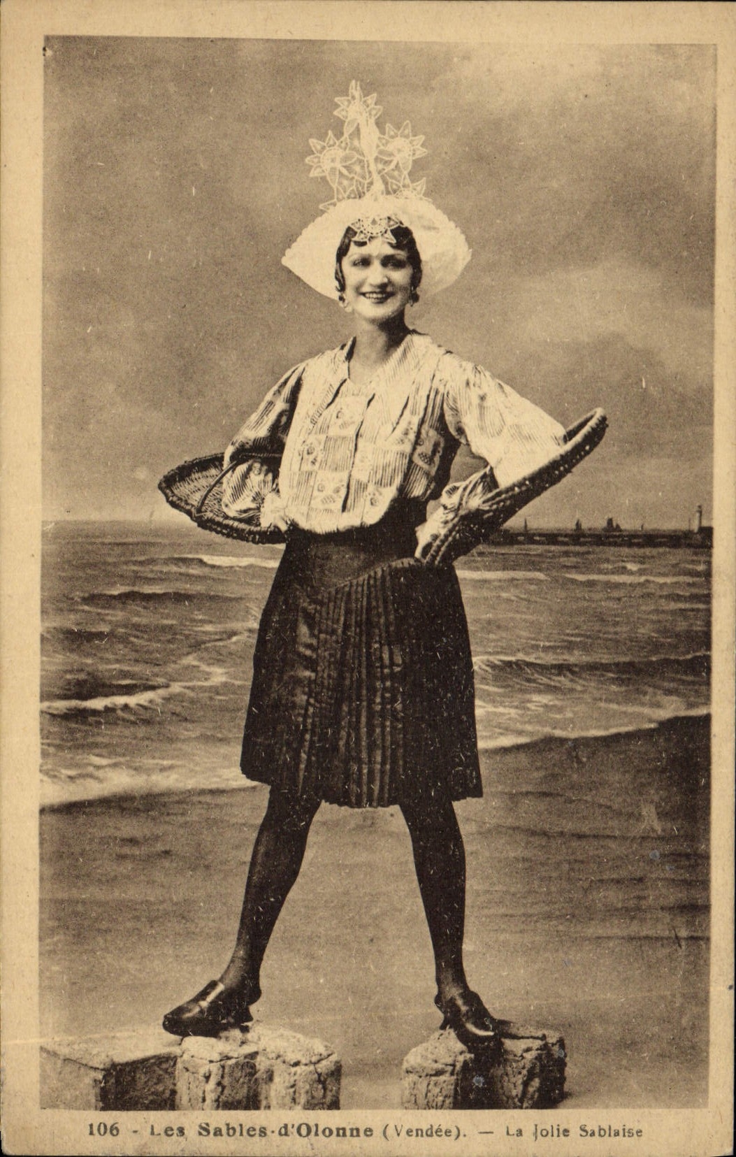 CPA Folklore Les Sables d'Olonne La jolie Sablaise 