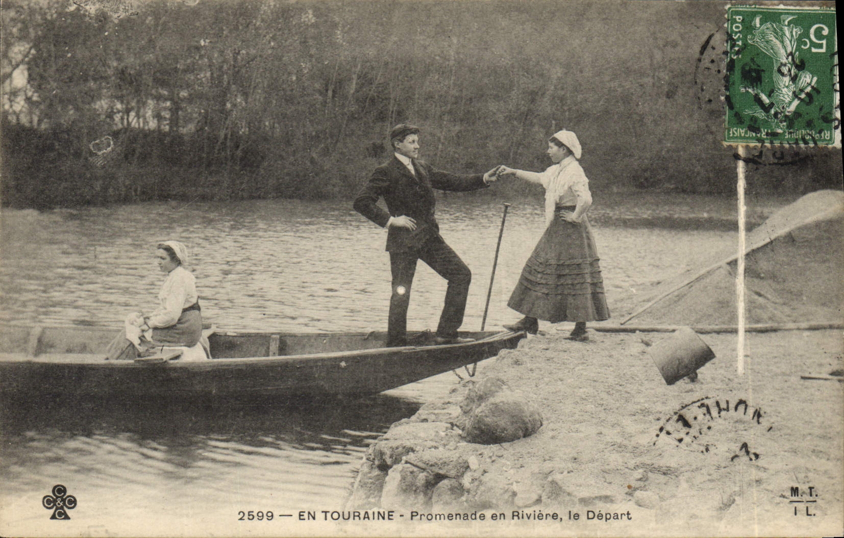 CPA Folklore En Touraine Promenade en riviere le depart Barque Bateau 