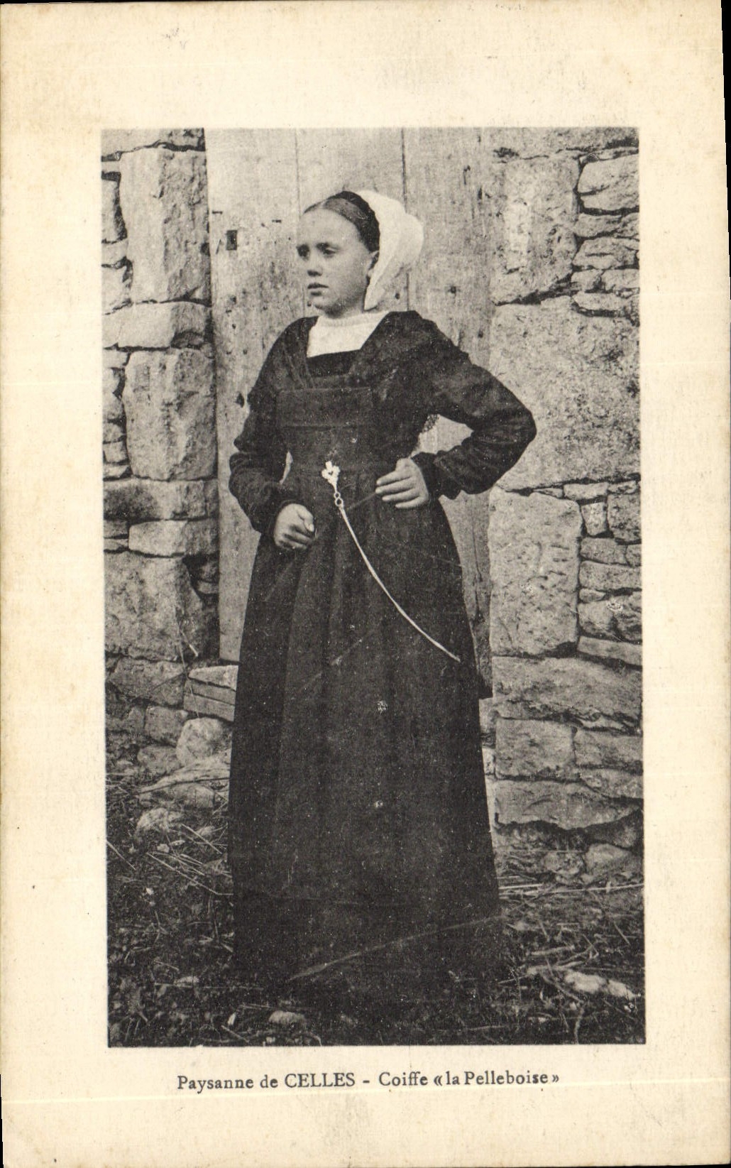 CPA Folklore Paysanne de Celles Coiffe La Pelleboise 