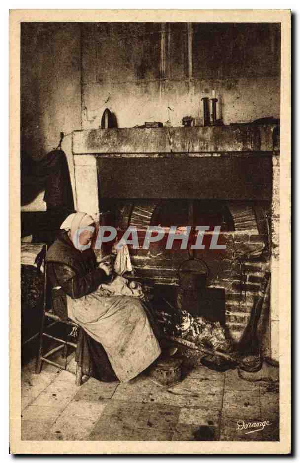 CPA Folklore Un interieur en Touraine Femme 